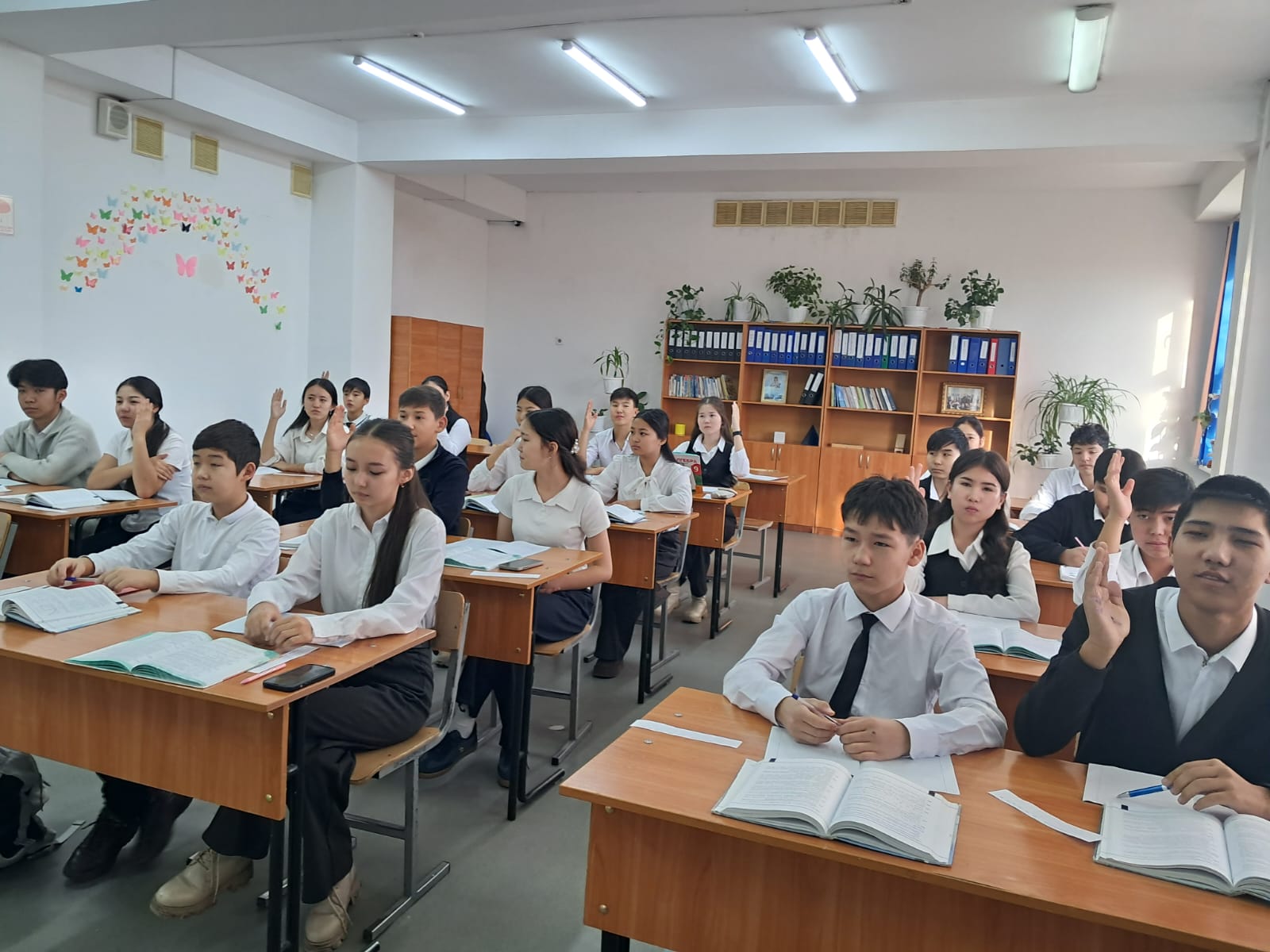 19.11 күні 9в сыныбына алгебра пәнінен ашық сабақ өтті.Тақырыбы:Арифметикалық  және геометриялық прогрессиялар Пән мұғалімі Барлыбаева С.А